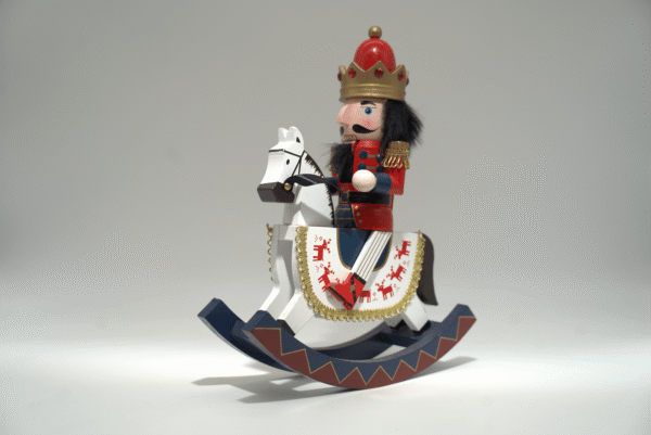 Vánoční dřevěná dekorace louskáček na houpacím koni - Obrázek 1